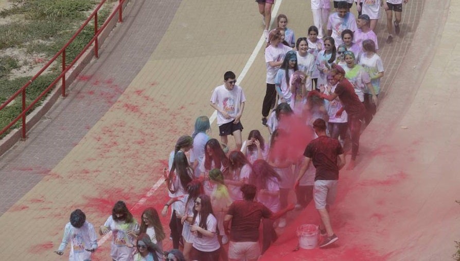 Fotos: &#039;Holi-Run&#039;, una carrera de color para celebrar el Día de las Escuelas Católicas en Cádiz