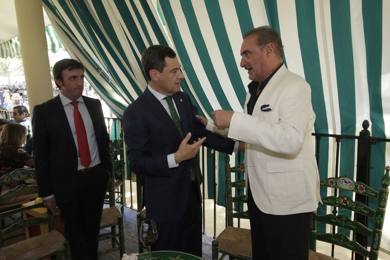 Ambiente y personalidades en la caseta de la Cope