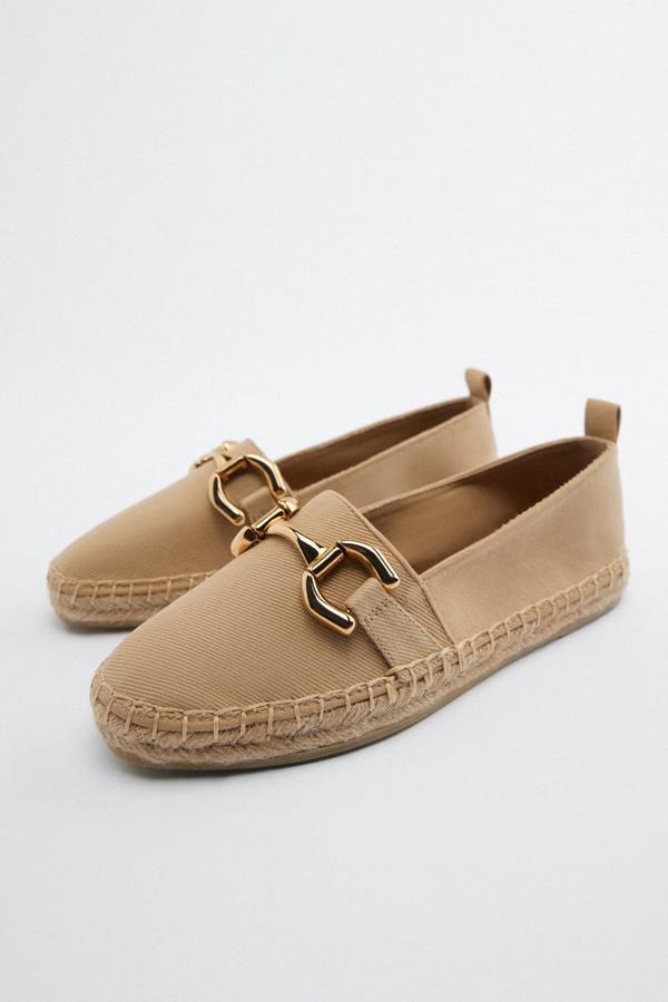 Zara - Alpargatas para todos los gustos y ocasiones. Zapato plano tipo alpargata de tejido en color nude con detalle de pespuntes y hebilla metálica. Precio: 29,90€