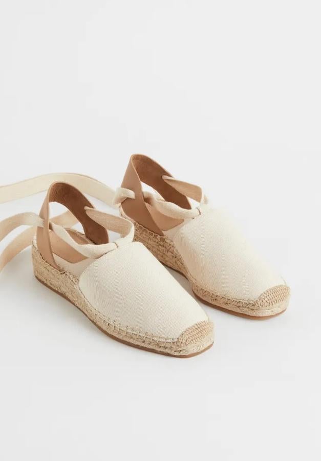 H&amp;M - Alpargatas para todos los gustos y ocasiones. Alpargatas de sarga con tacón de cuña bajo, cinta trenzada de yute y una tira trasera de piel sintética. Precio: 29,99€.