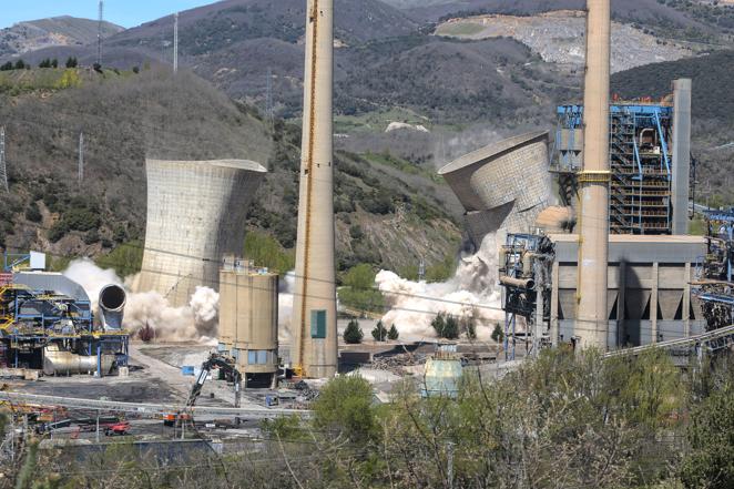 Detonación de las torres de la central de La Robla. 