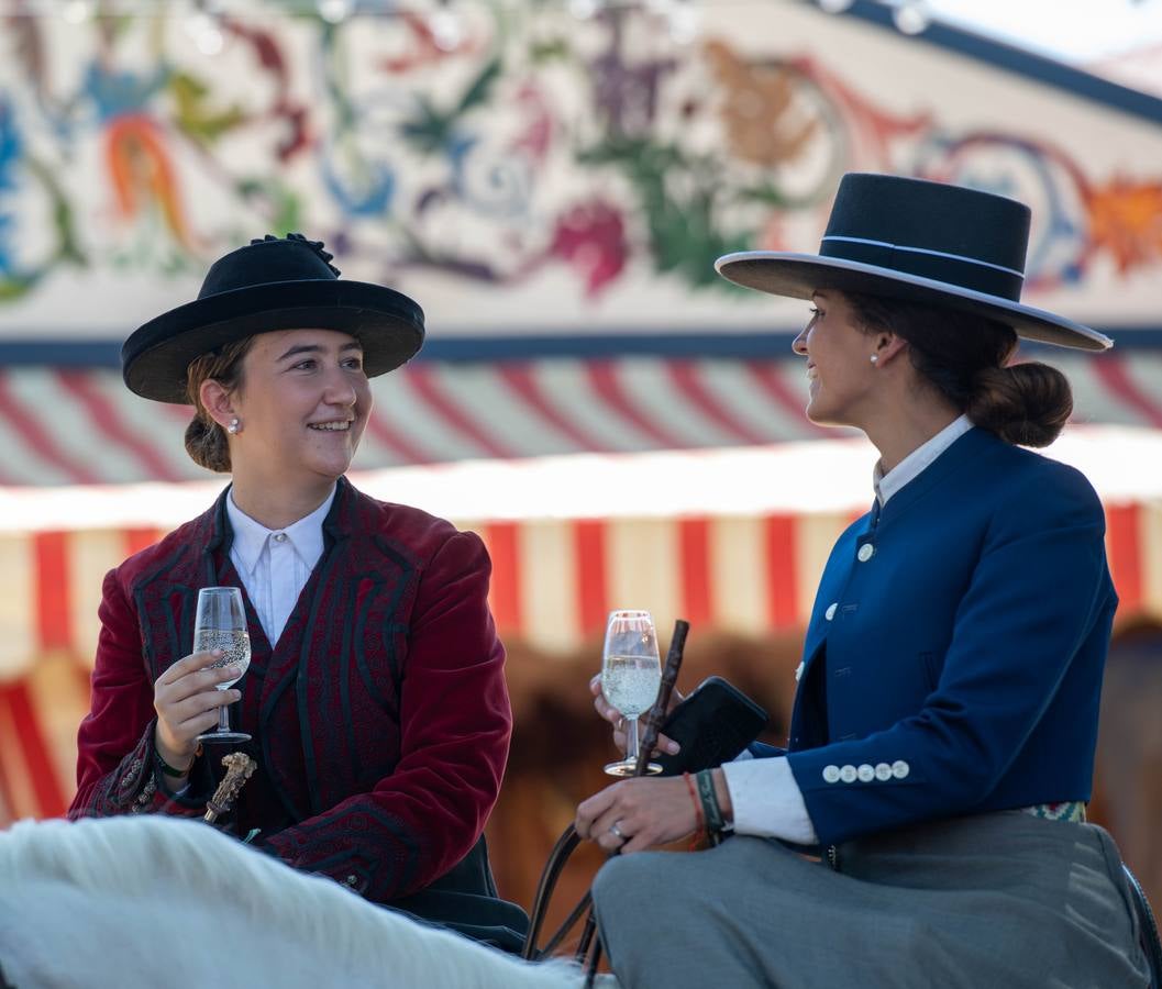 Ambiente durante el viernes de la Feria de Sevilla 2022. CRISTINA GÓMEZ