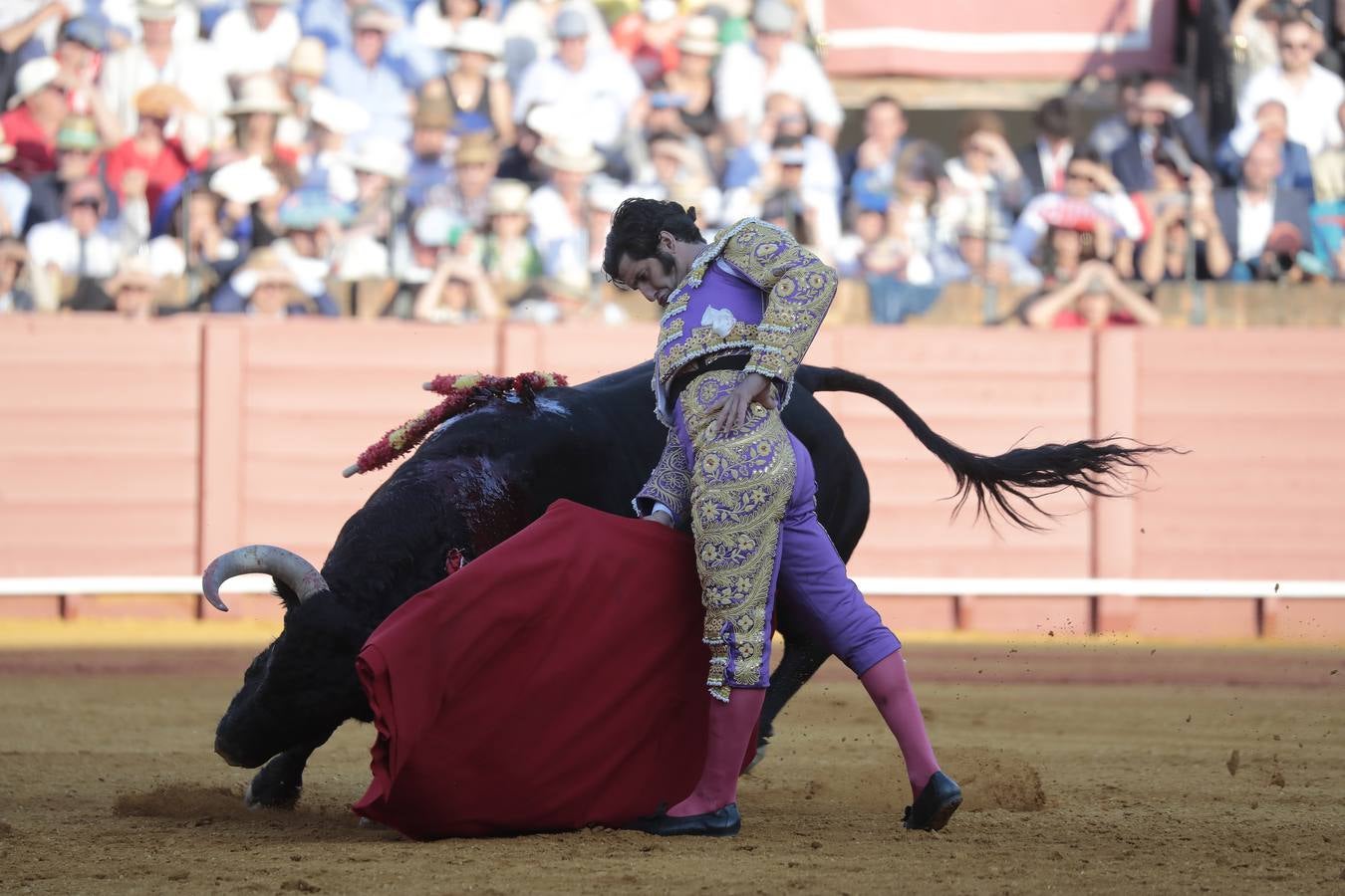 Corrida del viernes de farolillos de 2022 en la plaza de toros de Sevilla. RAÚL DOBLADO