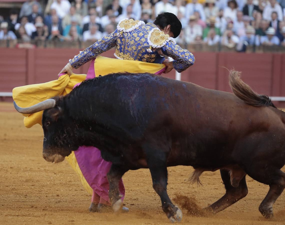 Corrida del viernes de farolillos de 2022 en la plaza de toros de Sevilla. RAÚL DOBLADO