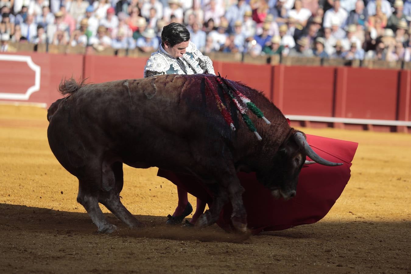 Corrida del viernes de farolillos de 2022 en la plaza de toros de Sevilla. RAÚL DOBLADO