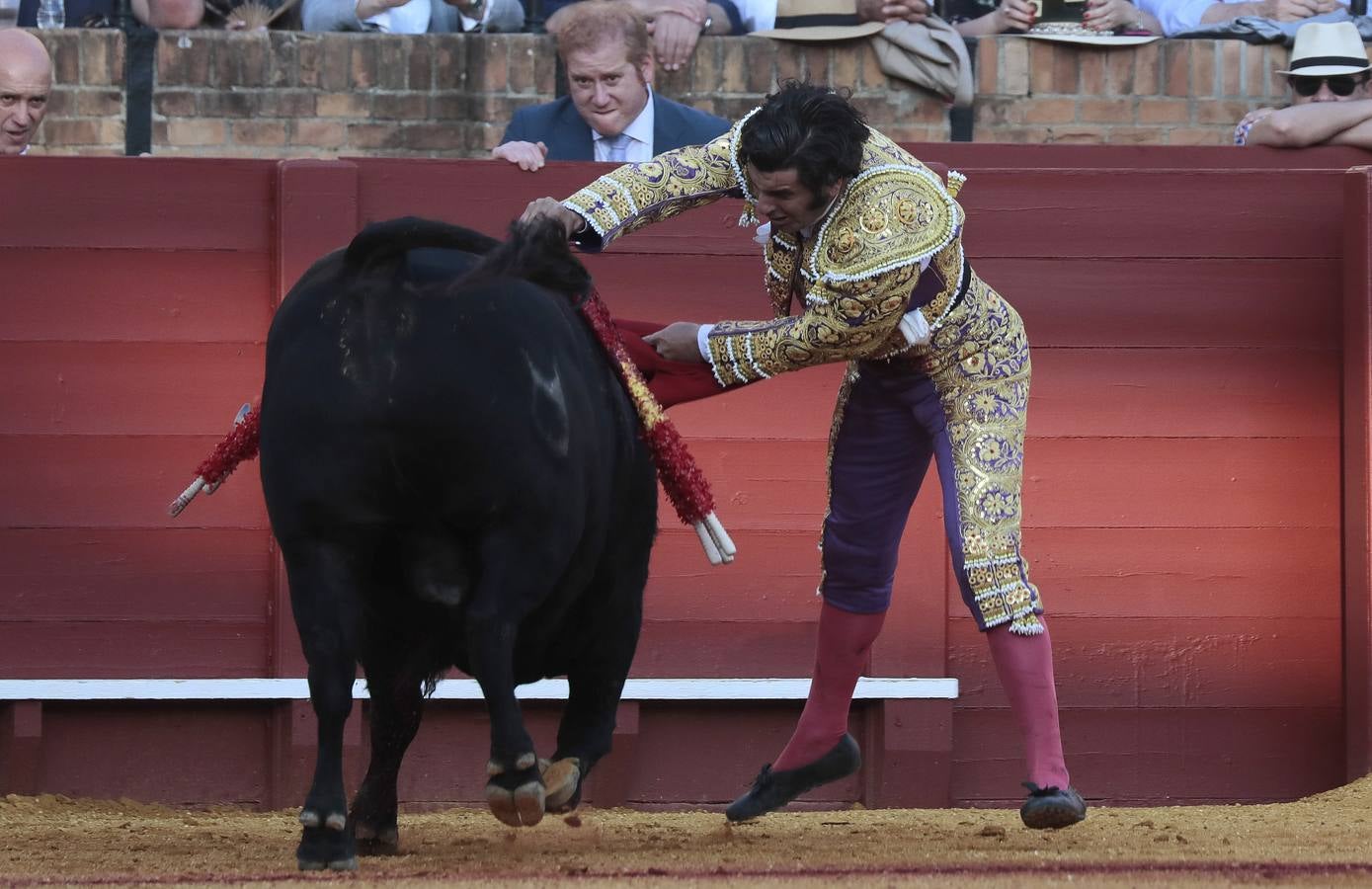 Corrida del viernes de farolillos de 2022 en la plaza de toros de Sevilla. RAÚL DOBLADO