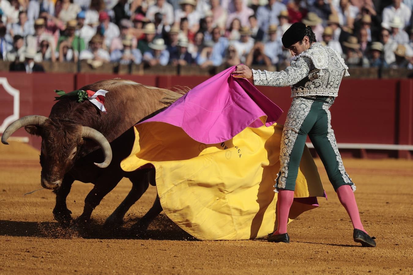 Corrida del viernes de farolillos de 2022 en la plaza de toros de Sevilla. RAÚL DOBLADO