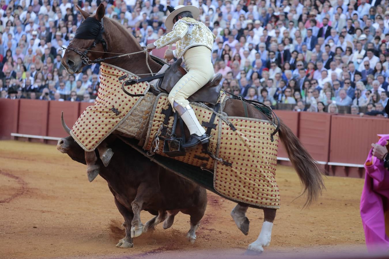 Corrida del viernes de farolillos de 2022 en la plaza de toros de Sevilla. RAÚL DOBLADO