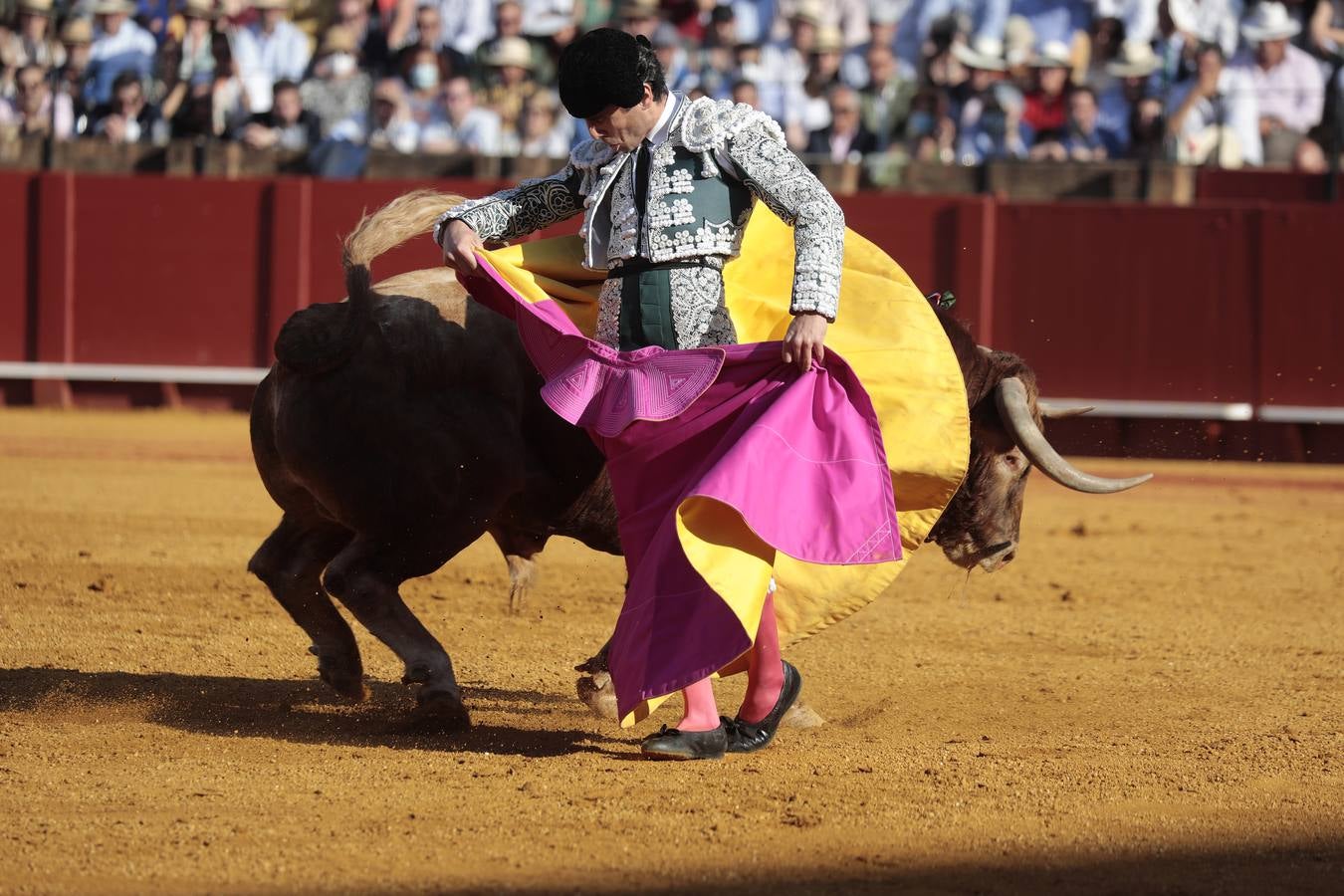 Corrida del viernes de farolillos de 2022 en la plaza de toros de Sevilla. RAÚL DOBLADO