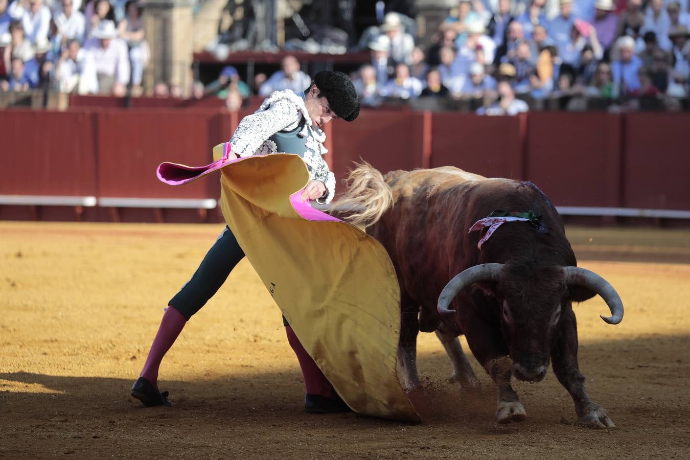 Corrida del viernes de farolillos de 2022 en la plaza de toros de Sevilla. RAÚL DOBLADO