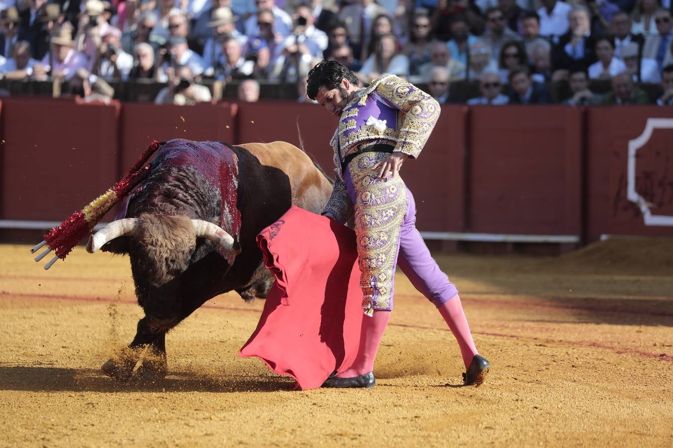 Corrida del viernes de farolillos de 2022 en la plaza de toros de Sevilla. RAÚL DOBLADO