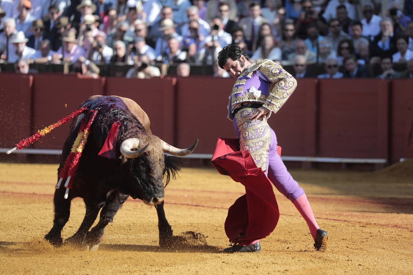 Corrida del viernes de farolillos de 2022 en la plaza de toros de Sevilla. RAÚL DOBLADO