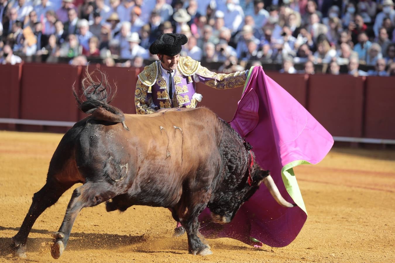 Corrida del viernes de farolillos de 2022 en la plaza de toros de Sevilla. RAÚL DOBLADO