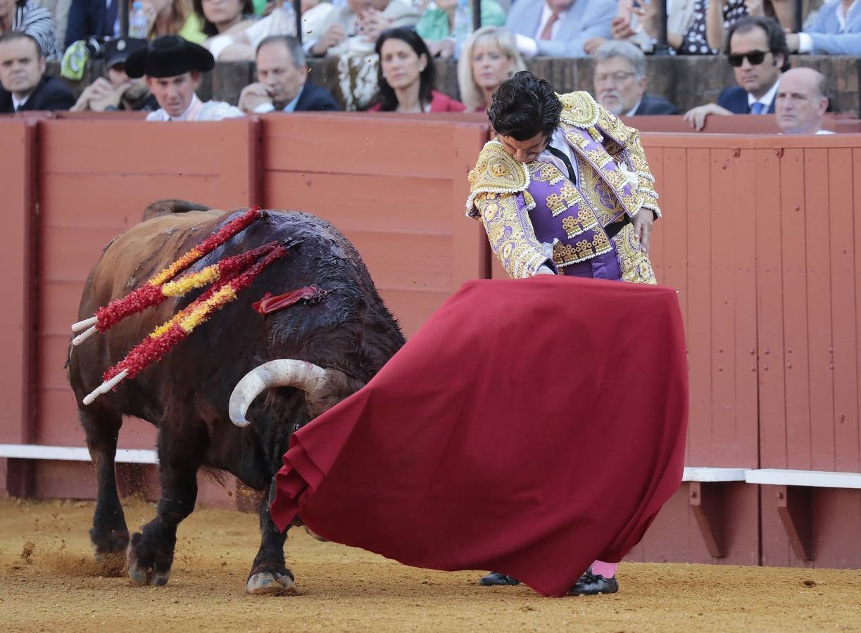 Corrida del viernes de farolillos de 2022 en la plaza de toros de Sevilla. RAÚL DOBLADO