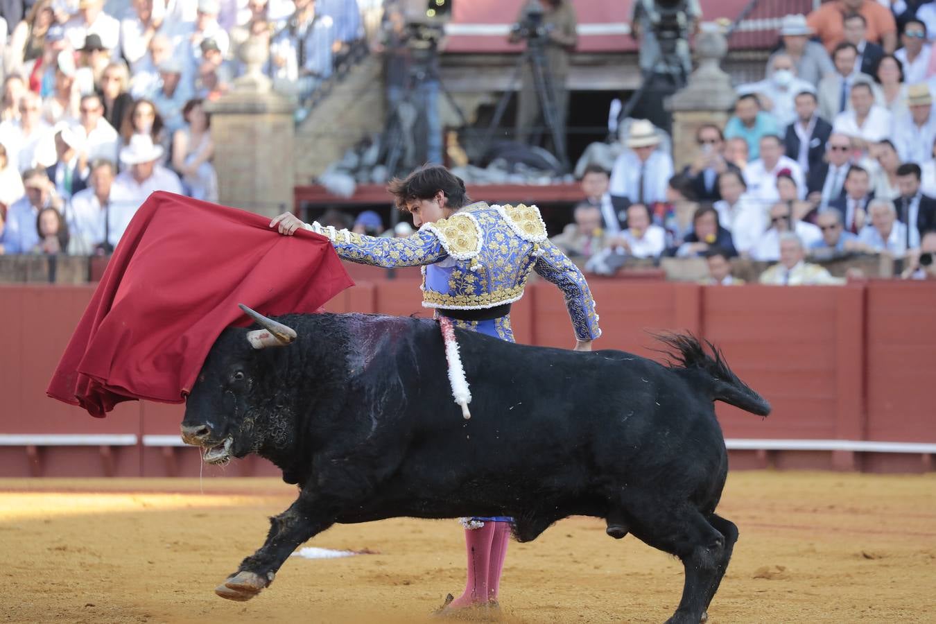 Corrida del viernes de farolillos de 2022 en la plaza de toros de Sevilla. RAÚL DOBLADO