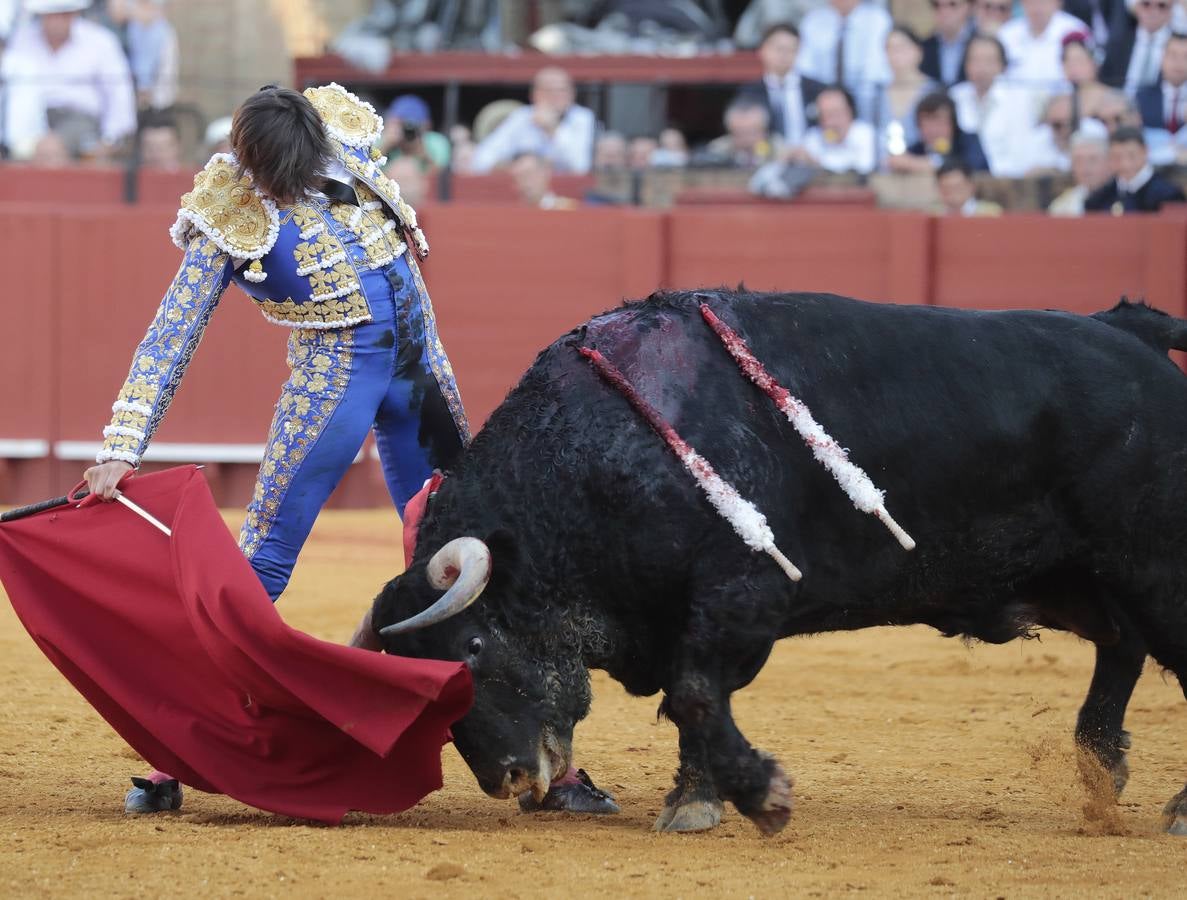 Corrida del viernes de farolillos de 2022 en la plaza de toros de Sevilla. RAÚL DOBLADO