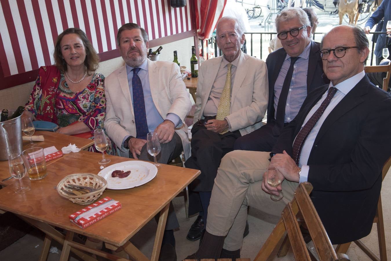 Asistentes al real durante el viernes de la Feria de Sevilla 2022. ROCÍO RUZ