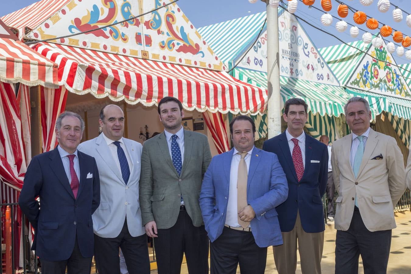 Asistentes al real durante el viernes de la Feria de Sevilla 2022. ROCÍO RUZ