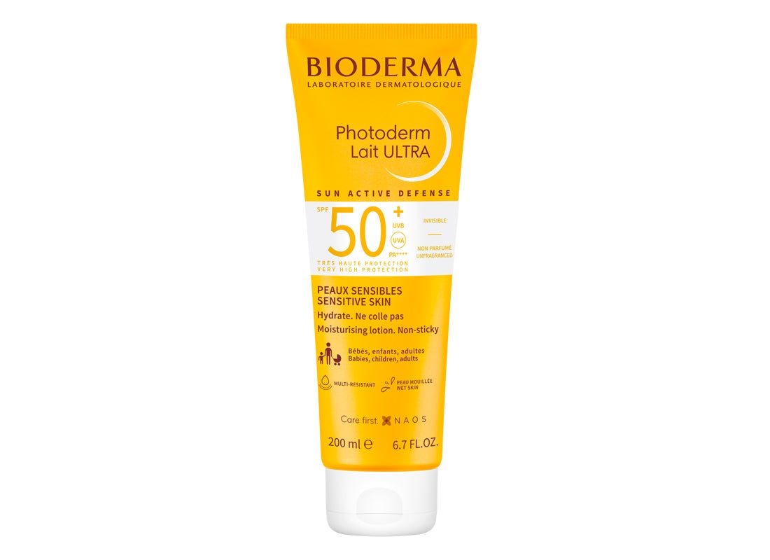 Photoderm Lait Ultra SPF 50+ de Bioderma. Protector solar ultra seguro contra los rayos UVA y UVB apto para pieles sensibles, incluso las más vulnerables. Cuenta con la patente Sun Active Defense con alta protección reforzada contra los rayos UVA. Resistente al agua, sudor y a la arena, es fácil de aplicar sobre la piel húmeda. (20,95 €).
