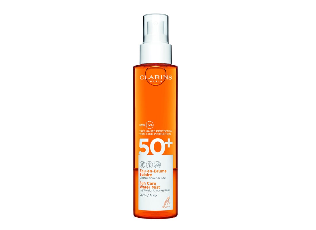 Protector corporal Eau-En-Brume Solaire SPF 50 de Clarins. Su textura ligera y acuosa se aplica fácilmente, gracias a su difusión en bruma, garantizando una protección muy alta, al tiempo que refresca e hidrata la piel. Ideal para todas las pieles, ofrece un taco seco y ligero que no deja marcas blancas. (32,50 €).