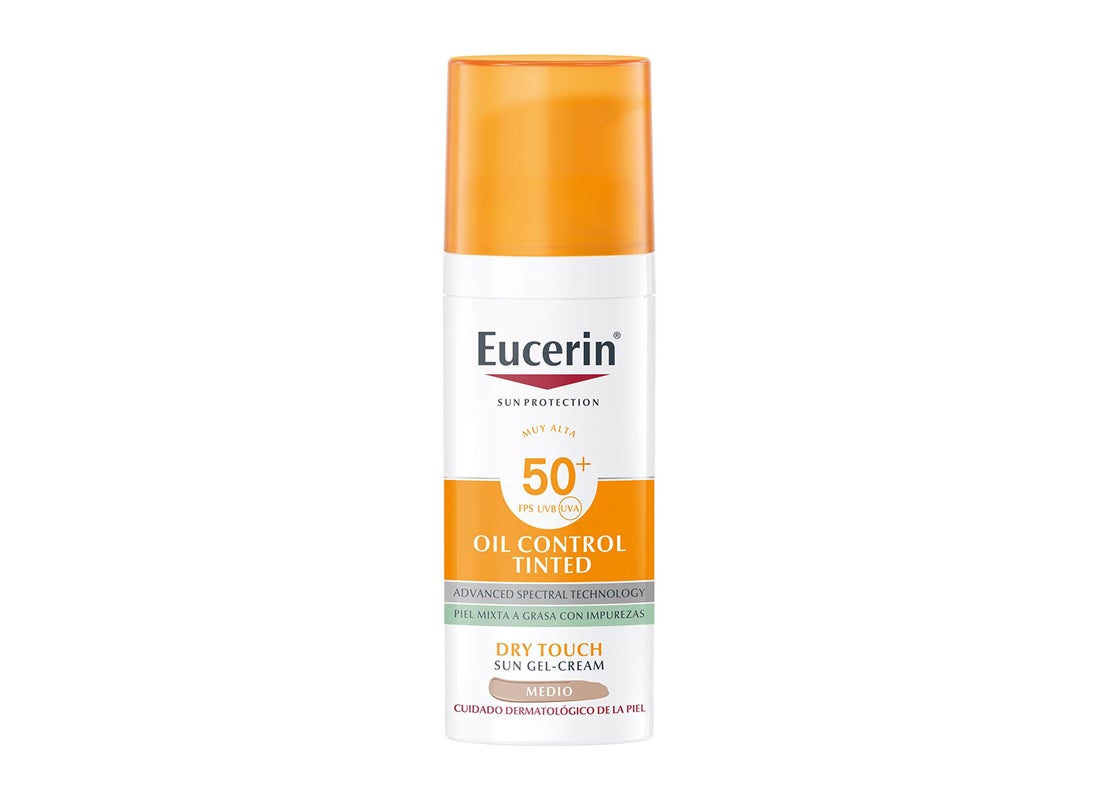 Oil Control Tinted-Sun Face SPF 50+ con color de Eucerin. Protector solar facial con color para piel grasa y con tendencia acneica. Combina filtros fotoestables y de amplio espectro frente a rayos UVA y UVB. Contiene licocalcón A para neutralizar los radicales libres, así como ácido glicirretínico para estimular los mecanismos de reparación del ADN de la piel. (18,65 €).