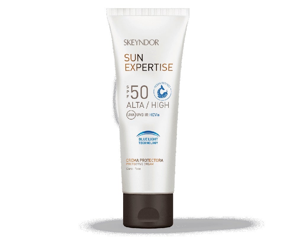 Sun Expertise SPF 50 Crema Protectora de Skeyndor. Crema facial con factor de protección solar alto y la exclusiva tecnología Blue Light de SKEYNDOR. Una protección por bloqueo directo de los rayos de luz HEVis (luz azul). Su nueva fórmula es respetuosa con el medioambiente, biodegradable, sin micro plásticos ni siliconas, ni filtros que dañan el ecosistema. (43,65 €).