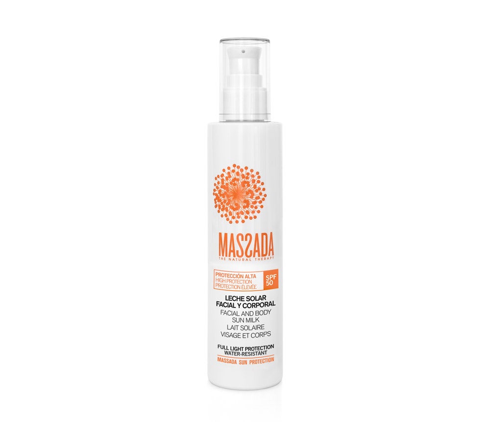 Leche solar facial y corporal SPF 50 de Massada. Protege frente a la radiación solar, en una leche fundente que preserva el ADN celular y combate el fotoenvejecimiento, a la vez que hidrata. Sus principales componentes, el aceite de coco, la manteca de karité, el aceite de oliva y los péptidos puros, potencian la función protectora de los filtros solares actuando de manera inmediata. Apta para pieles sensibles. (31,70 €).