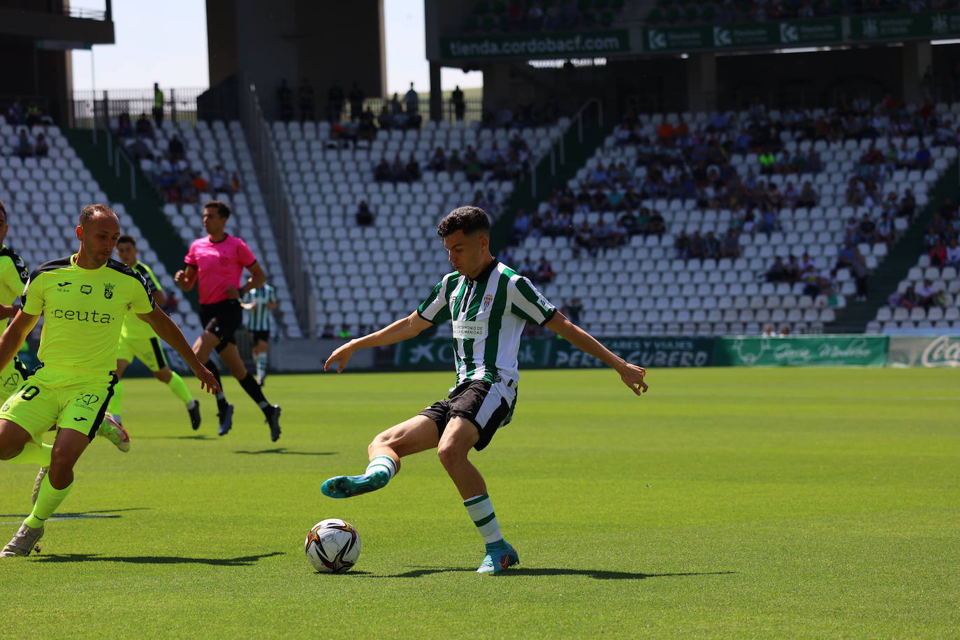 El ambiente y las mejores jugadas Córdoba CF - AD Ceuta en El Arcángel, en imágenes