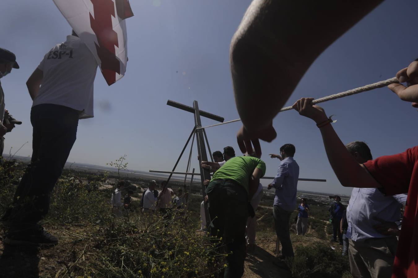 Fotos: Jóvenes cristianos llevan una cruz de seis metros a la sierra de San Cristóbal