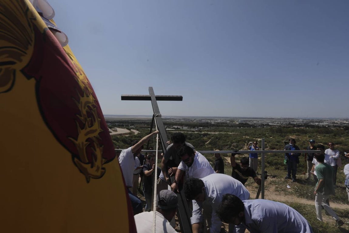 Fotos: Jóvenes cristianos llevan una cruz de seis metros a la sierra de San Cristóbal