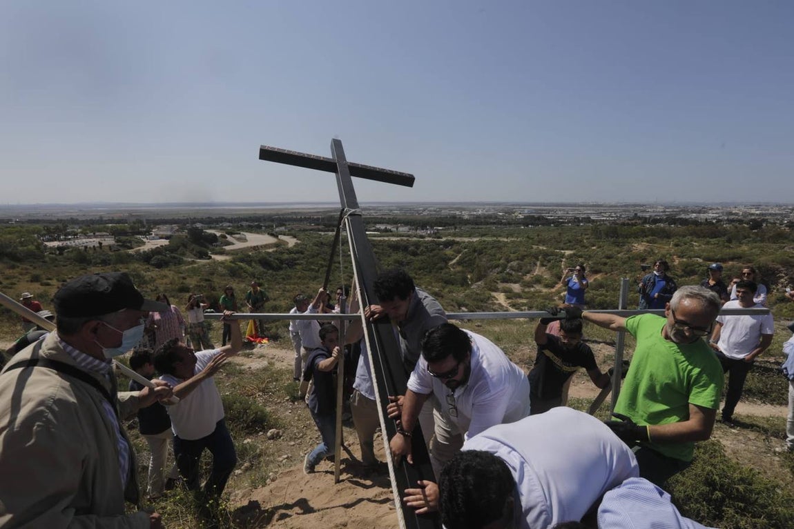 Fotos: Jóvenes cristianos llevan una cruz de seis metros a la sierra de San Cristóbal