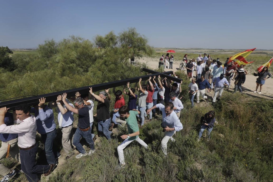 Fotos: Jóvenes cristianos llevan una cruz de seis metros a la sierra de San Cristóbal