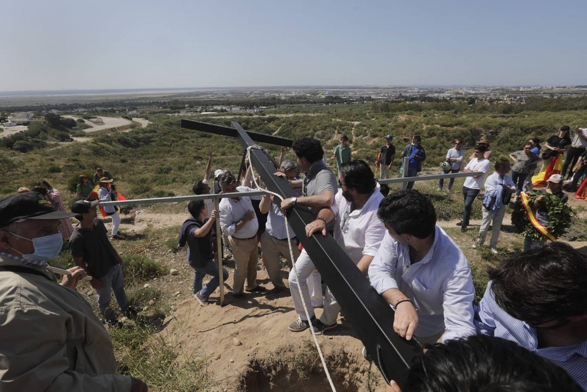 Fotos: Jóvenes cristianos llevan una cruz de seis metros a la sierra de San Cristóbal