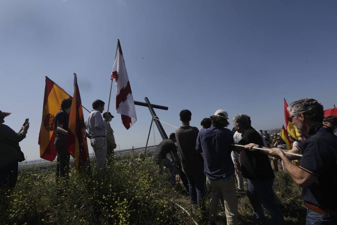 Fotos: Jóvenes cristianos llevan una cruz de seis metros a la sierra de San Cristóbal