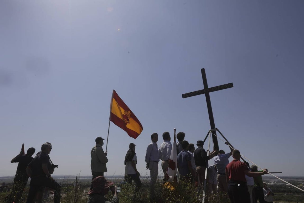 Fotos: Jóvenes cristianos llevan una cruz de seis metros a la sierra de San Cristóbal