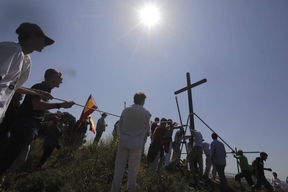 Fotos: Jóvenes cristianos llevan una cruz de seis metros a la sierra de San Cristóbal