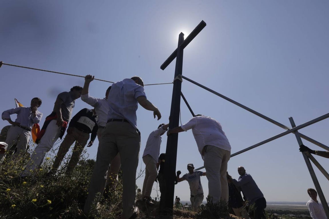 Fotos: Jóvenes cristianos llevan una cruz de seis metros a la sierra de San Cristóbal