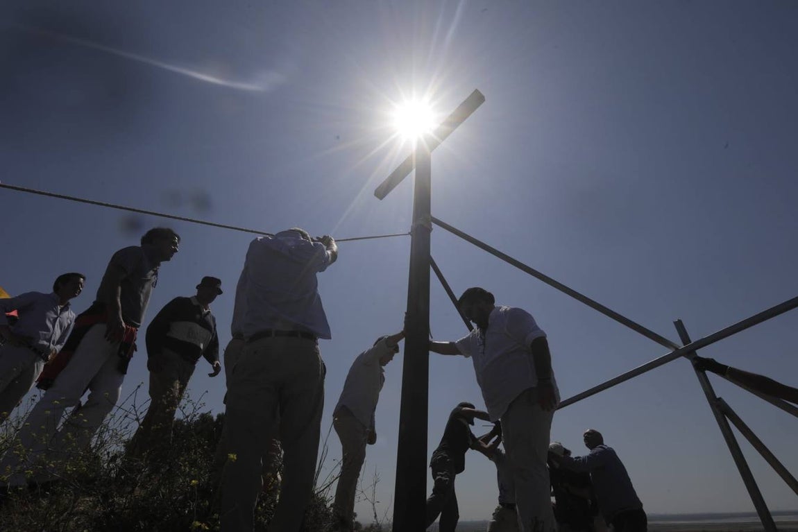 Fotos: Jóvenes cristianos llevan una cruz de seis metros a la sierra de San Cristóbal