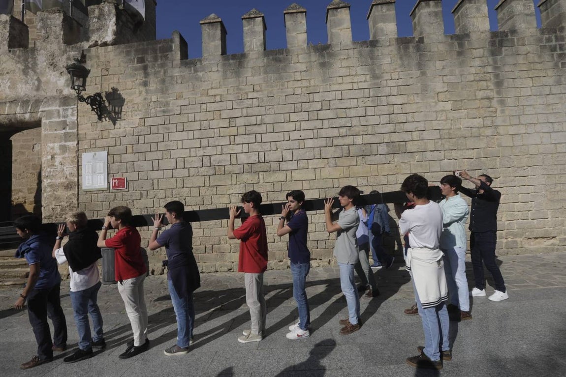 Fotos: Jóvenes cristianos llevan una cruz de seis metros a la sierra de San Cristóbal