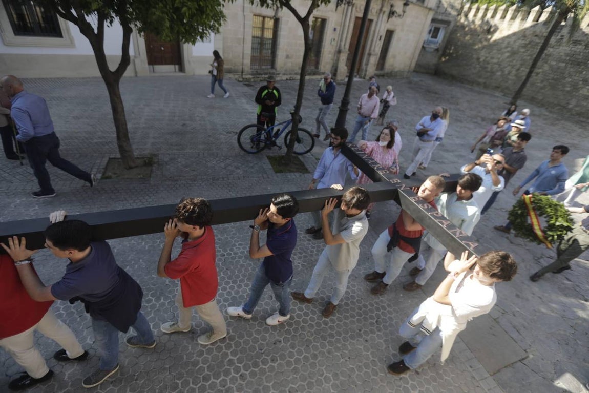 Fotos: Jóvenes cristianos llevan una cruz de seis metros a la sierra de San Cristóbal