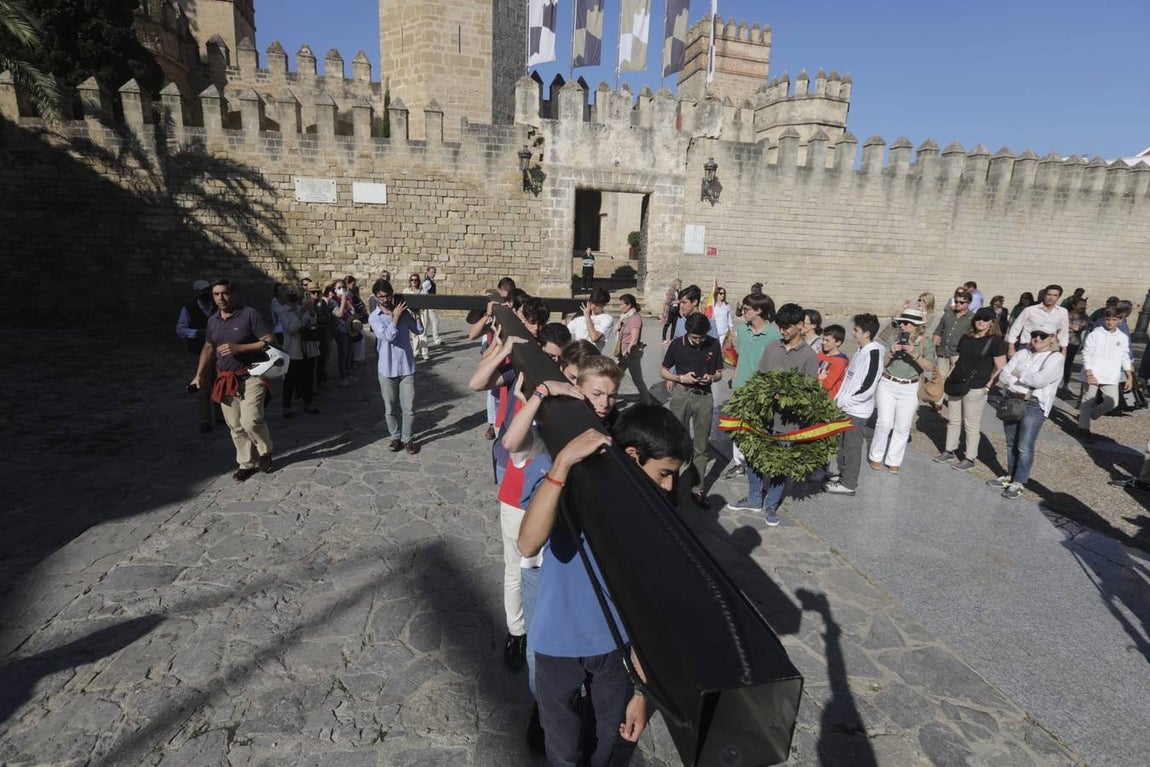 Fotos: Jóvenes cristianos llevan una cruz de seis metros a la sierra de San Cristóbal