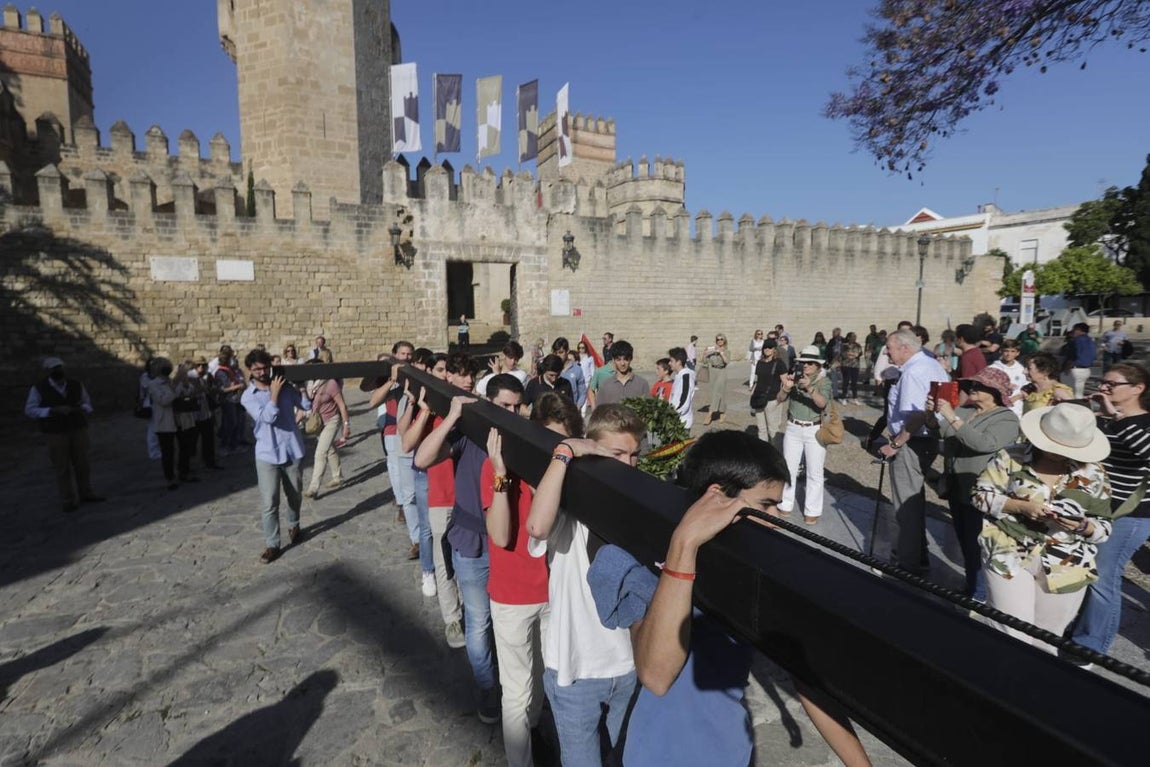 Fotos: Jóvenes cristianos llevan una cruz de seis metros a la sierra de San Cristóbal