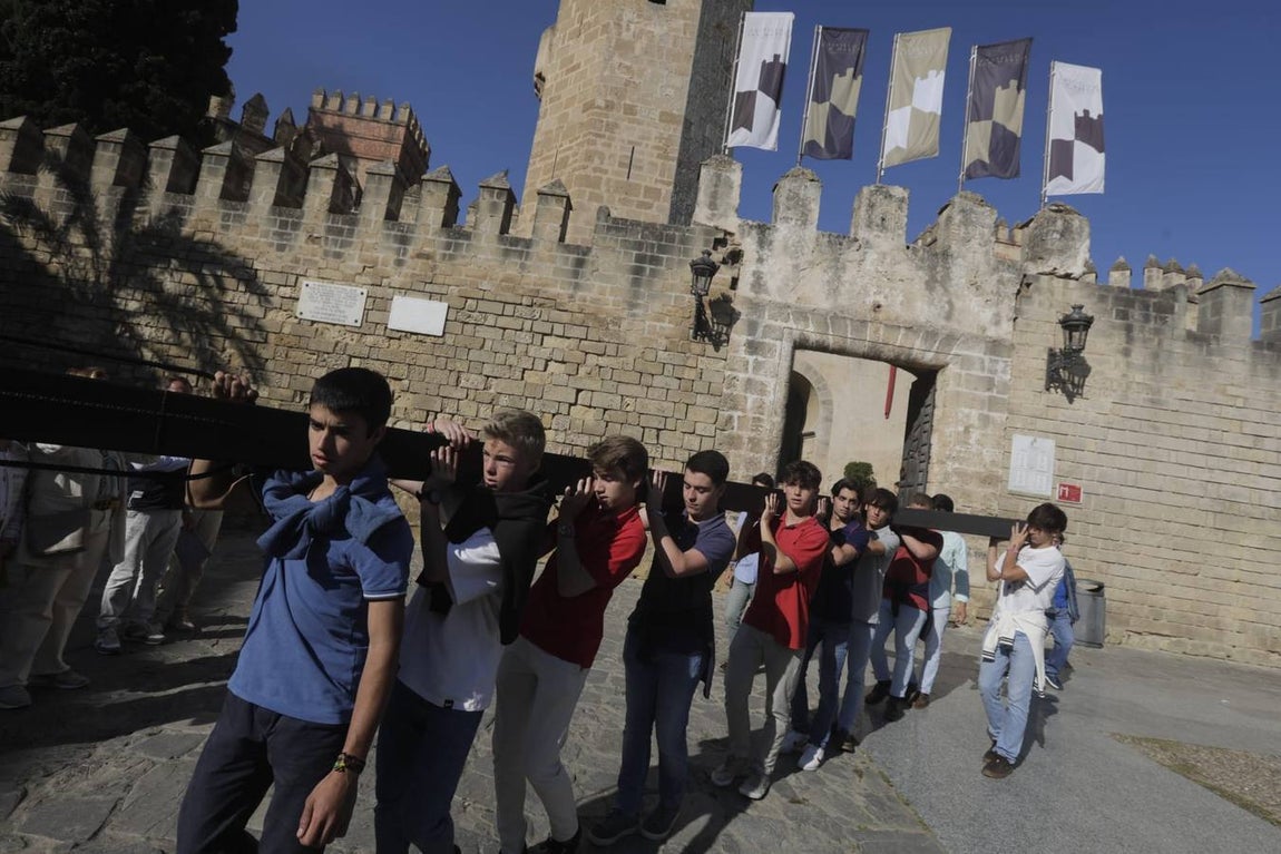 Fotos: Jóvenes cristianos llevan una cruz de seis metros a la sierra de San Cristóbal