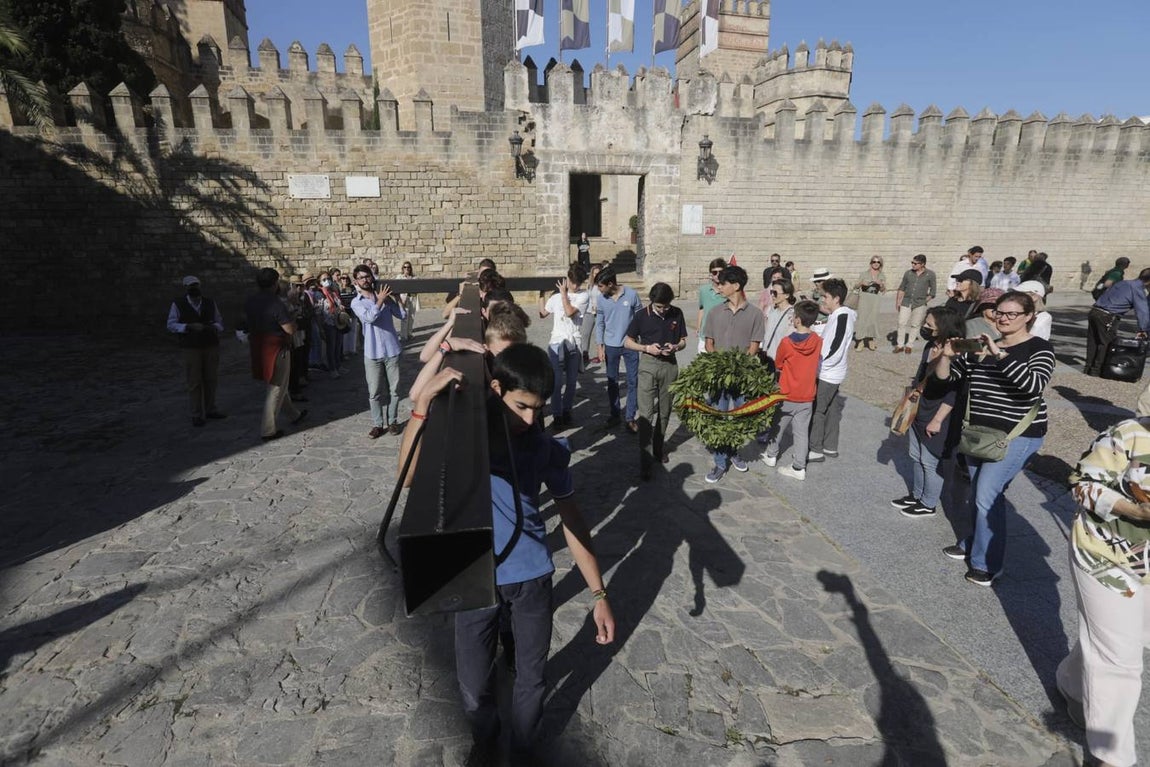 Fotos: Jóvenes cristianos llevan una cruz de seis metros a la sierra de San Cristóbal
