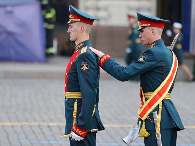 Los guardias de honor rusos se preparan antes del desfile militar. 