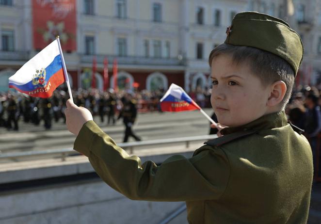 Un niño, ataviado con el uniforme del Ejército Rojo, celebra el Día de la Victoria en la ciudad de Vladivostok, al este de Rusia. 