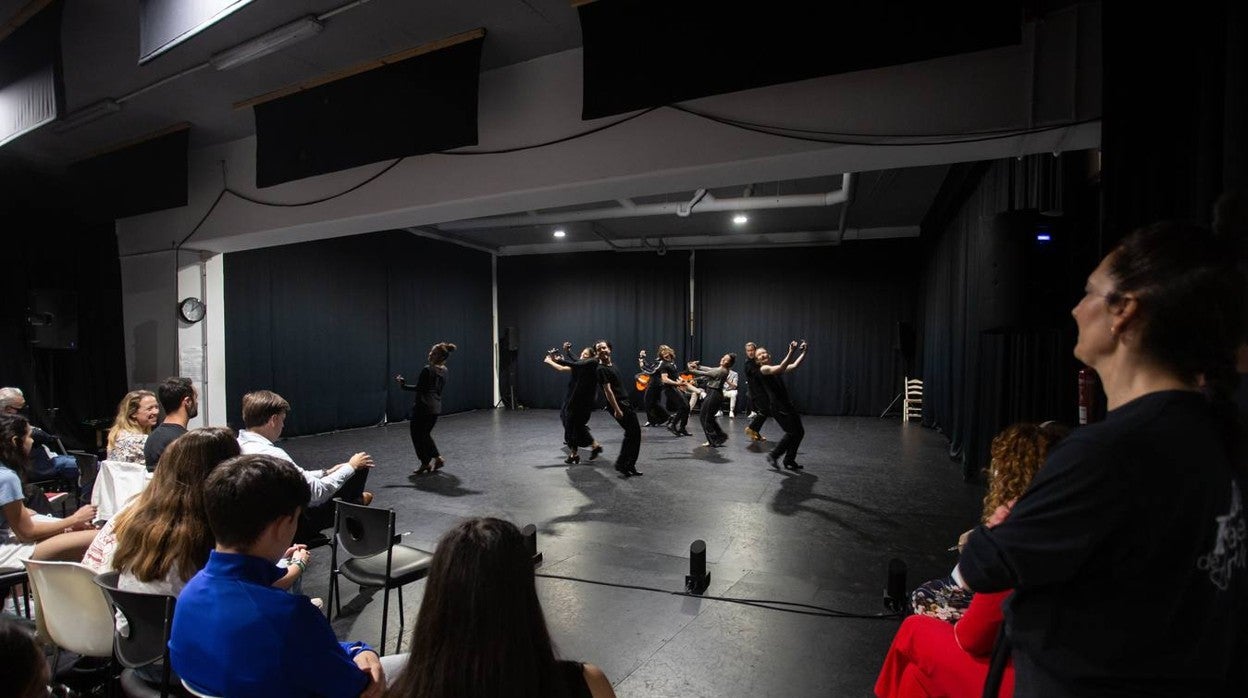 Las imágenes de una masterclass del Ballet Flamenco de Andalucía con alumnos de Secundaria