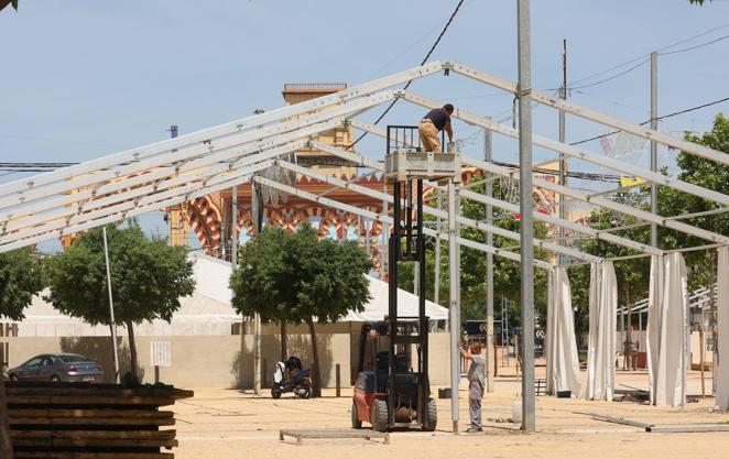 El montaje de las casetas de la Feria de Córdoba 2022, en imágenes