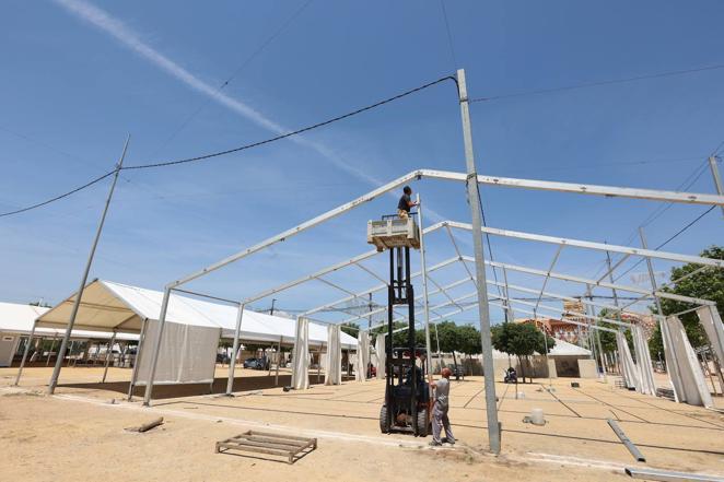 El montaje de las casetas de la Feria de Córdoba 2022, en imágenes