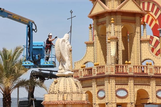 El montaje de las casetas de la Feria de Córdoba 2022, en imágenes